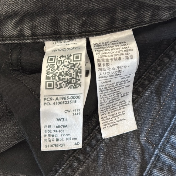 Women’s Levi’s High Waisted Mom Shorts (Size 31) - Picture 4 of 4